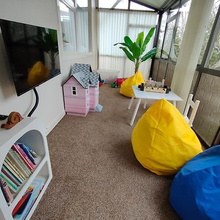 Retro 4 Bedroom Home, Warm And Welcoming, Quiet Location Porirua Exterior foto